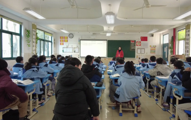 分层分类丰厚多样的选修课程形成体现校园办学特色的课程系列