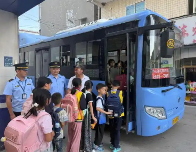 网约车无证运营等违法违规行为坚决铲除学生出行期间的安全危险